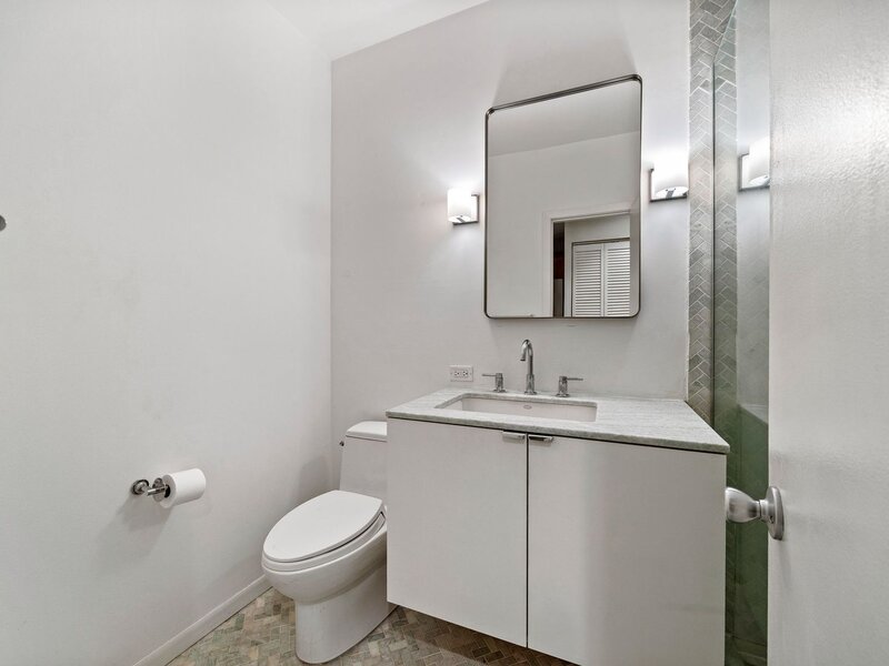 813 W Oakdale Avenue Chicago IL 60657
