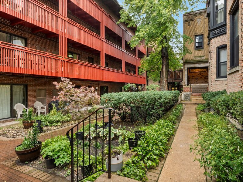 813 W Oakdale Avenue Chicago IL 60657