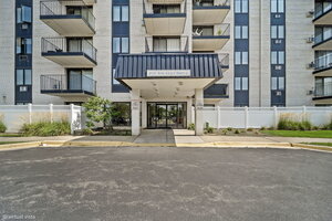 Photo of 9737 N Fox Glen Drive Niles IL 60714 Unit 1G