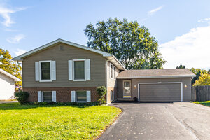 Photo of 103 Hickory Drive Lindenhurst IL 60046