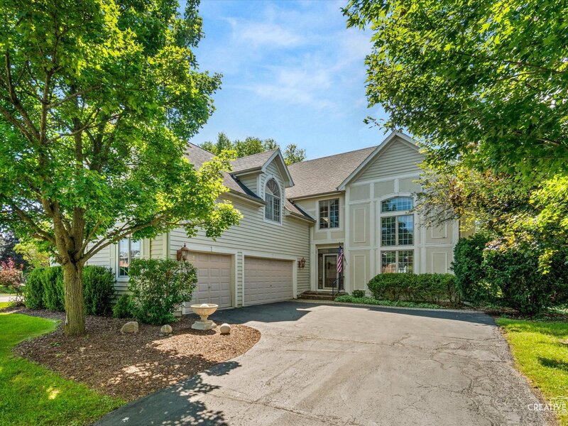 4 S Robert Frost Circle St. Charles IL 60175