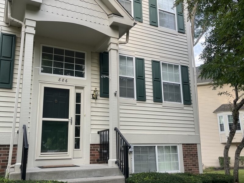 886 Essex Circle Grayslake IL 60030