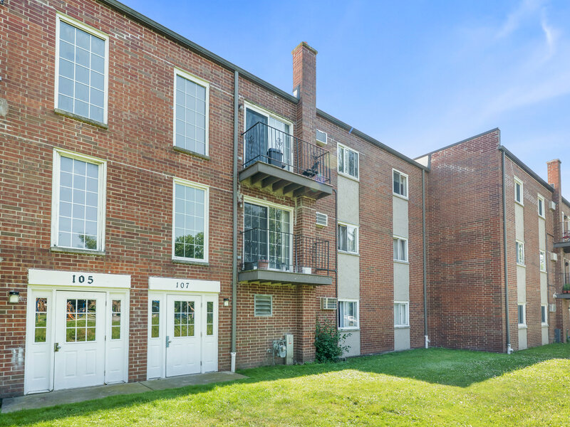 107 W Elk Trail Carol Stream IL 60188