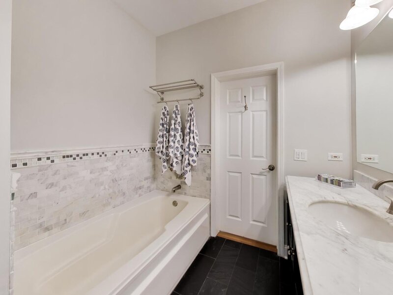 4018 N Mozart Street Chicago IL 60618
