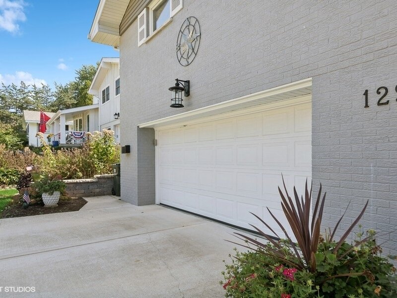 129 Sturtz Street Barrington IL 60010