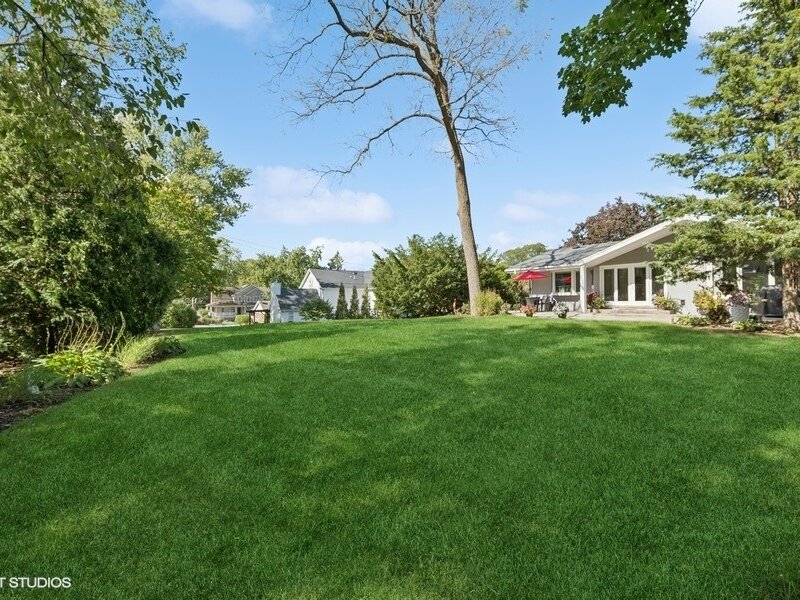 129 Sturtz Street Barrington IL 60010