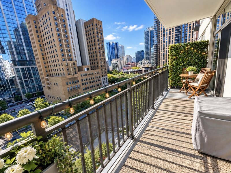 21 W Chestnut Street Chicago IL 60611