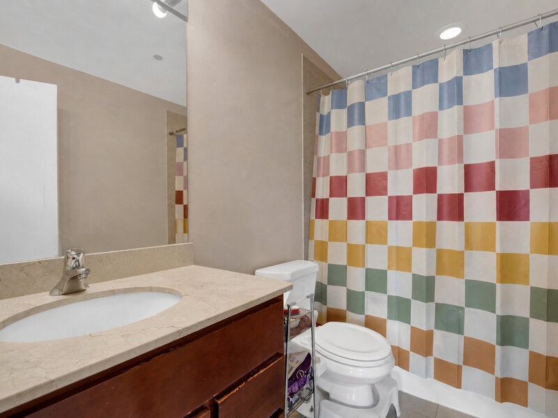 1122 W Catalpa Avenue Chicago IL 60640