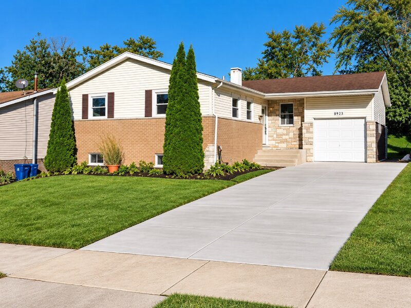 8933 S Oakwood Drive Hickory Hills IL 60457