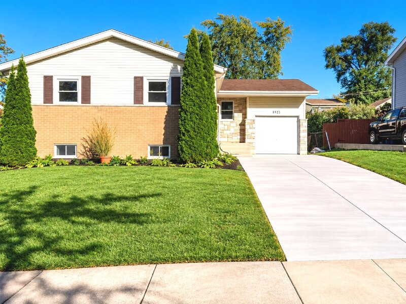 8933 S Oakwood Drive Hickory Hills IL 60457
