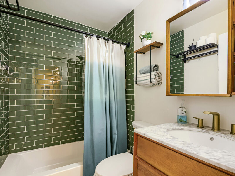 1410 W Sherwin Avenue Chicago IL 60626