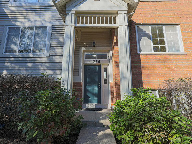 736 Hanbury Drive Des Plaines IL 60016