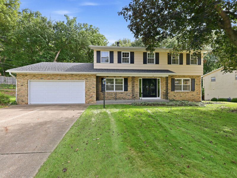 21 Estate Court Bettendorf IA 52722