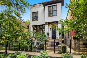 Photo of 1310 W Roscoe Street Chicago IL 60657