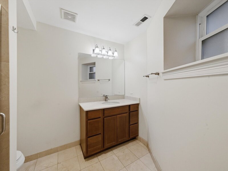 4440 N Dover Street Chicago IL 60640