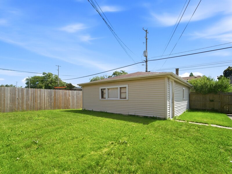 13227 S Escanaba Avenue Chicago IL 60633