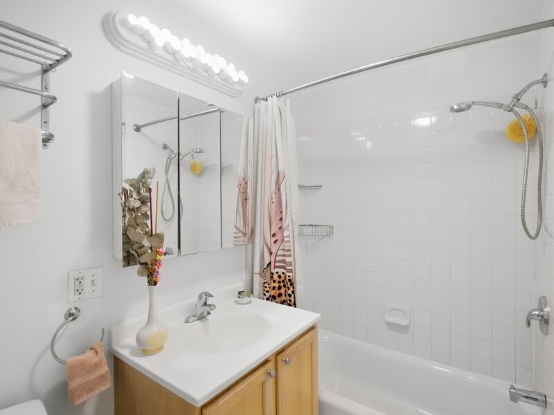 827 W Lawrence Avenue Chicago IL 60640
