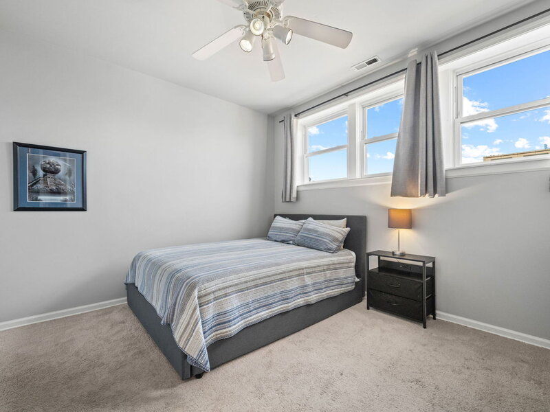 964 W Cuyler Avenue Chicago IL 60613