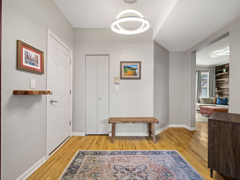 964 W Cuyler Avenue Chicago IL 60613