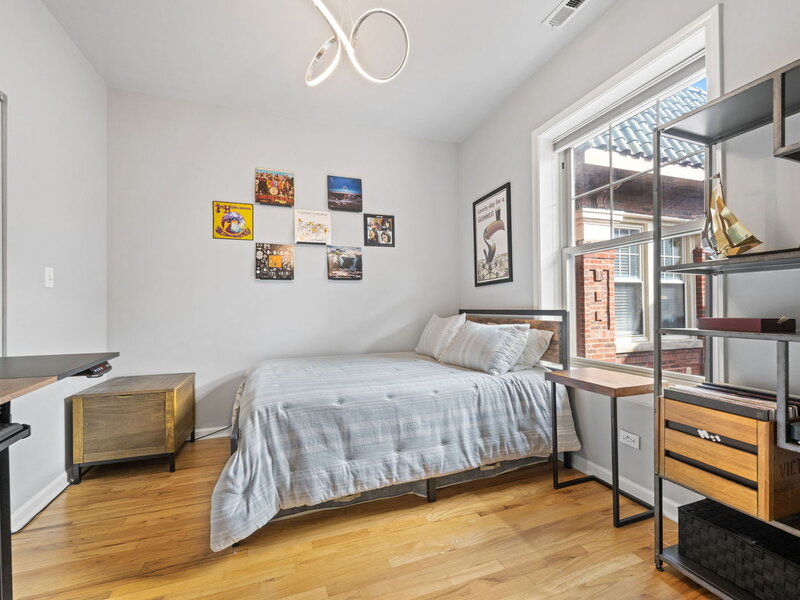 964 W Cuyler Avenue Chicago IL 60613
