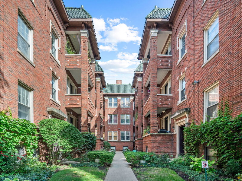 964 W Cuyler Avenue Chicago IL 60613