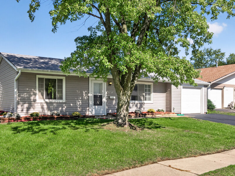 1622 W Celebrity Circle Hanover Park IL 60133