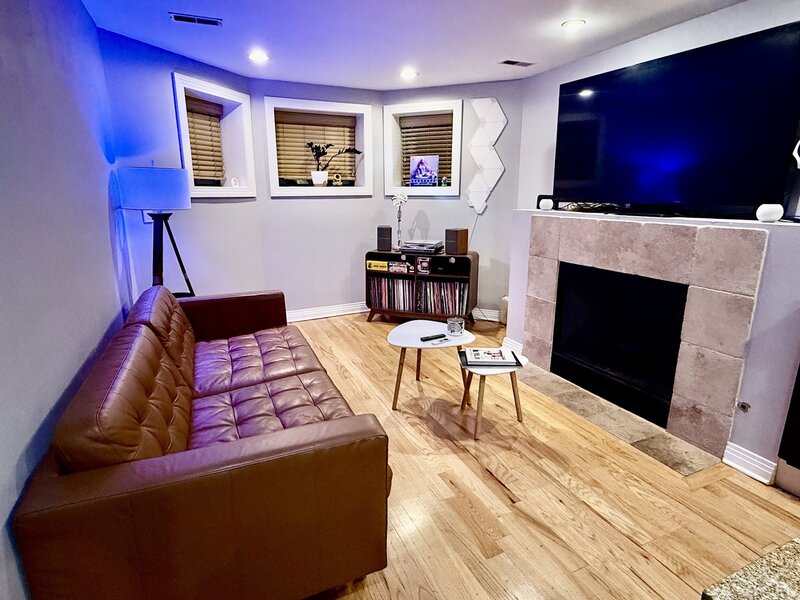 809 W Bradley Place Chicago IL 60613