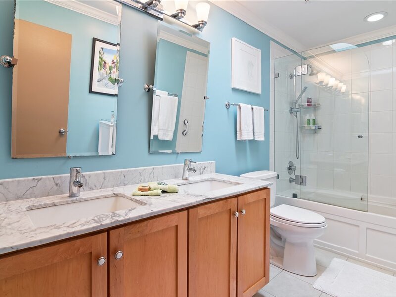 4530 S Woodlawn Avenue Chicago IL 60653