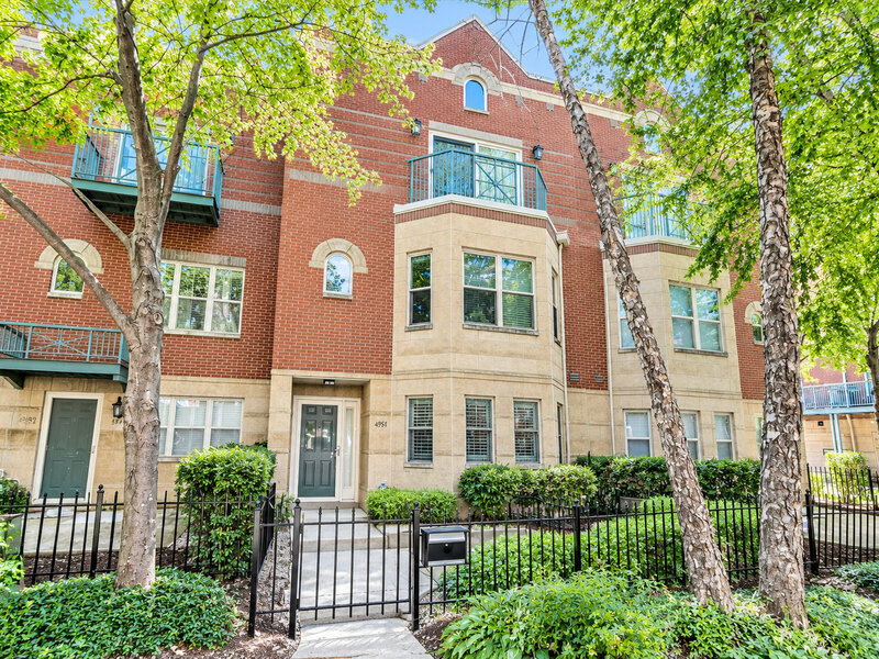 4530 S Woodlawn Avenue Chicago IL 60653
