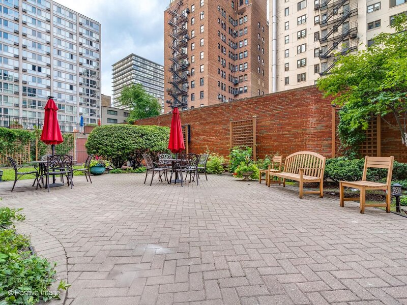 2909 N Sheridan Road Chicago IL 60657