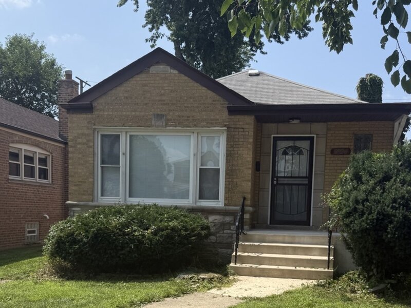 8926 S Paxton Avenue Chicago IL 60617