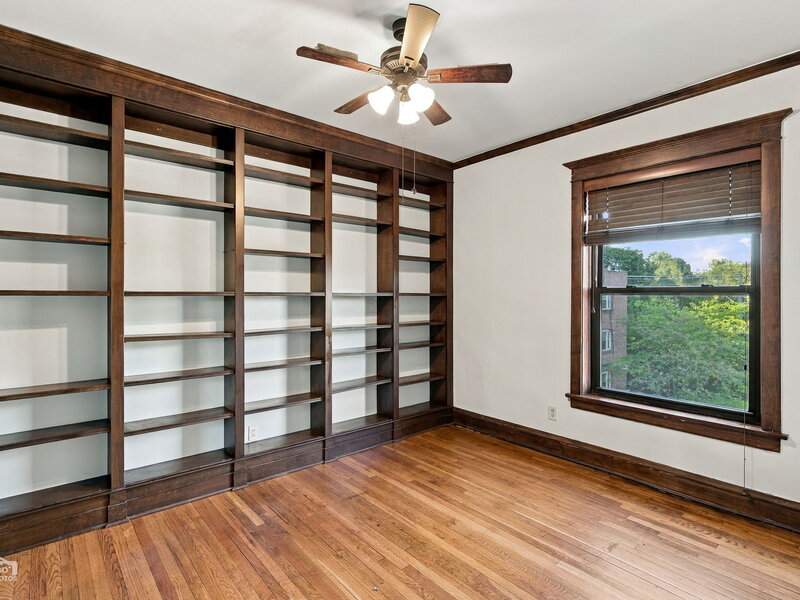 5520 S Cornell Avenue Chicago IL 60637