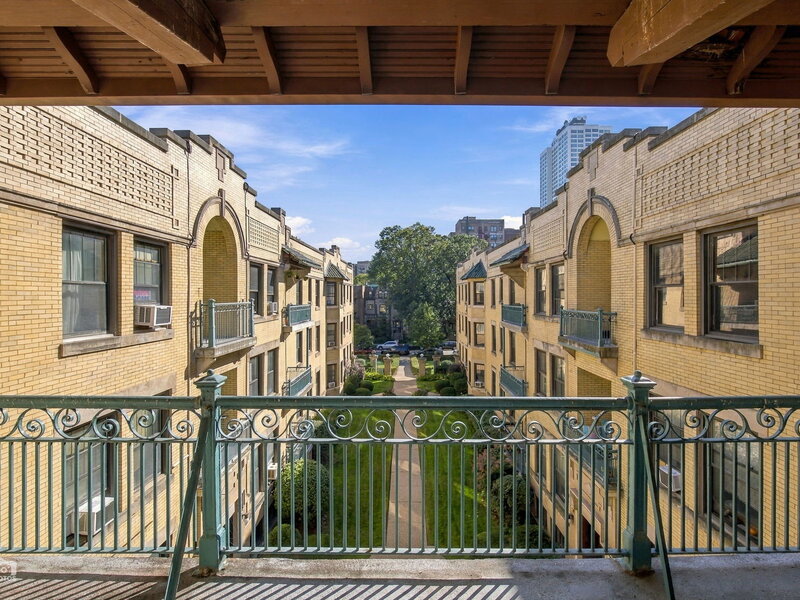 5520 S Cornell Avenue Chicago IL 60637