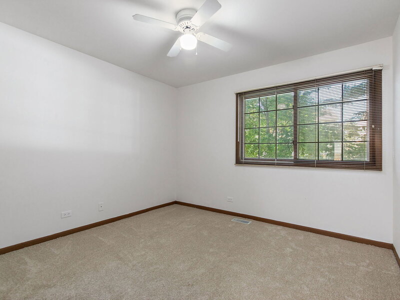 320 Woodridge Circle South Elgin IL 60177