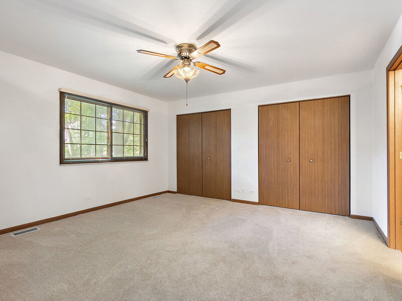 320 Woodridge Circle South Elgin IL 60177
