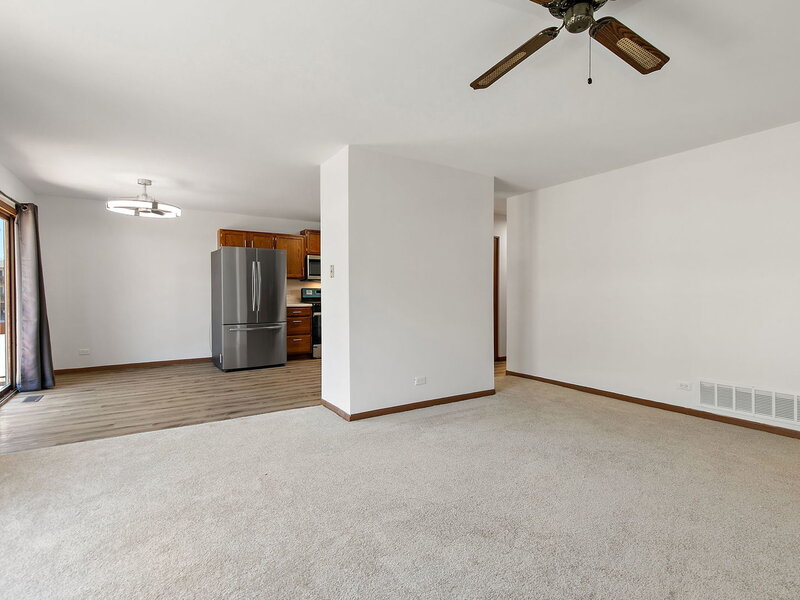 320 Woodridge Circle South Elgin IL 60177