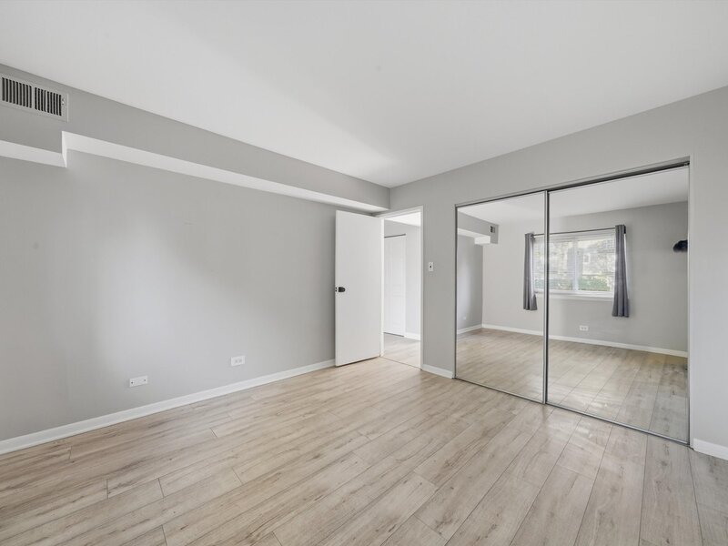 9386 Bay Colony Drive Des Plaines IL 60016