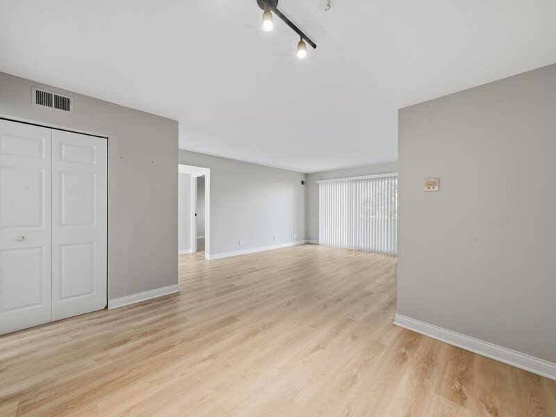 9386 Bay Colony Drive Des Plaines IL 60016