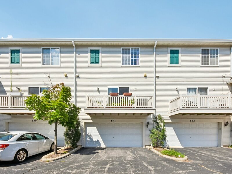 641 S Rosehall Lane Round Lake IL 60073