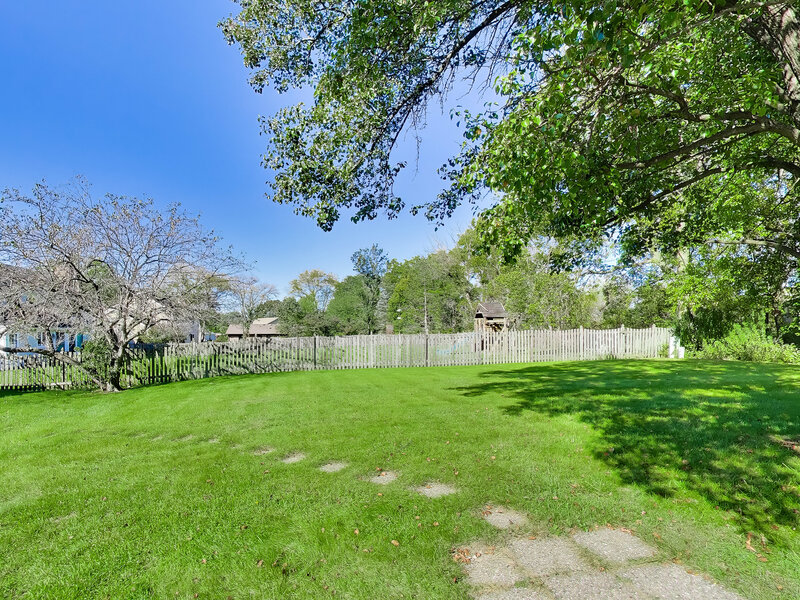 544 Fox Glove Lane Barrington IL 60010