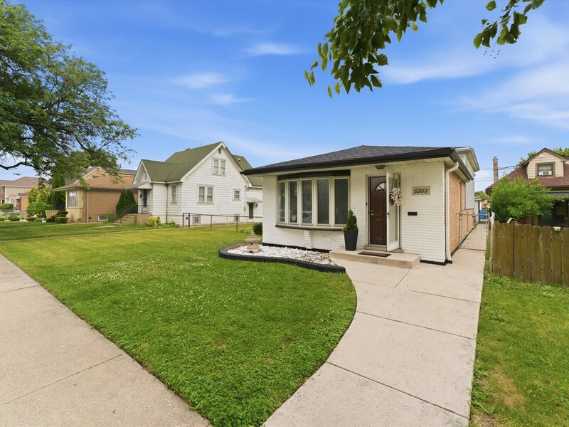 5253 S Moody Avenue Chicago IL 60638