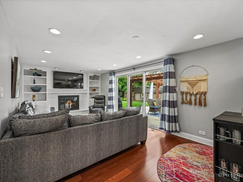 2012 N Kennicott Drive Arlington Heights IL 60004