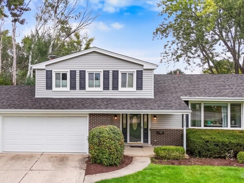 2012 N Kennicott Drive Arlington Heights IL 60004
