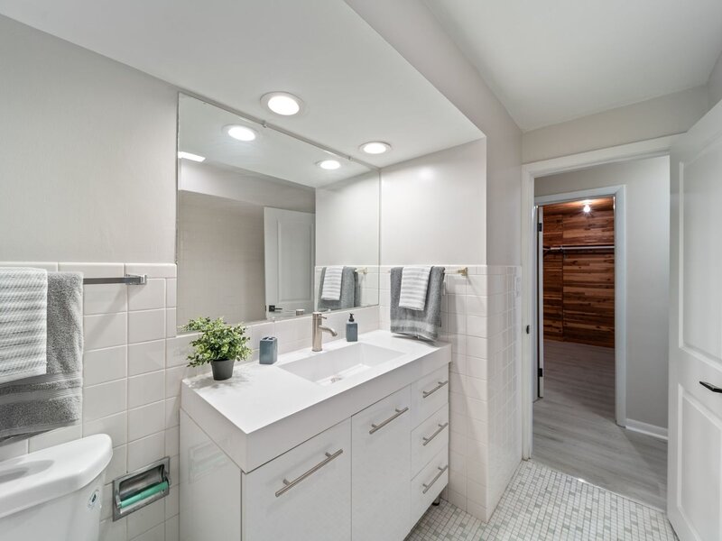 4945 N Neva Avenue Chicago IL 60656