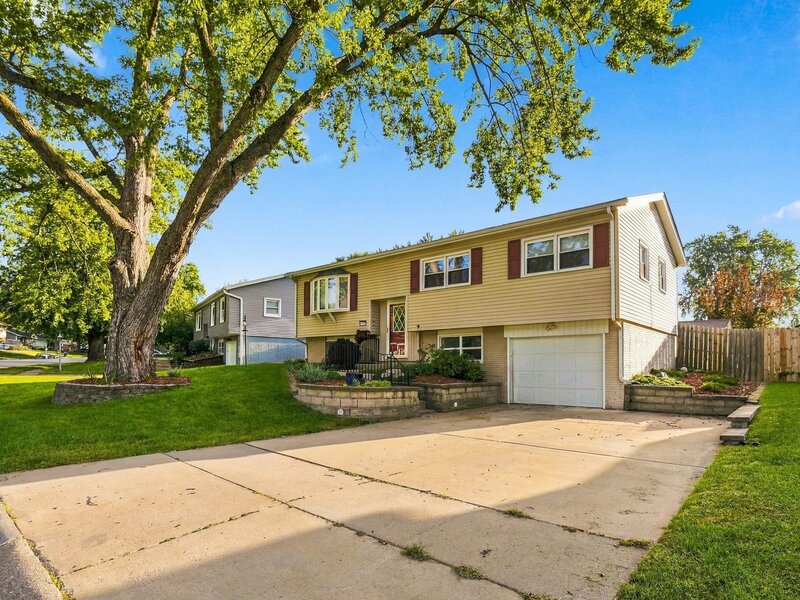 3123 Somerset Drive Bettendorf IA 52722