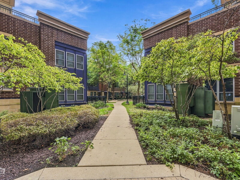 437 W Division Street Chicago IL 60610