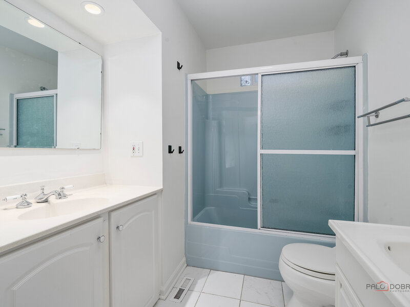 20 W Old Elm Road Lake Forest IL 60045