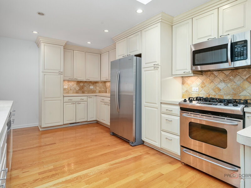 20 W Old Elm Road Lake Forest IL 60045