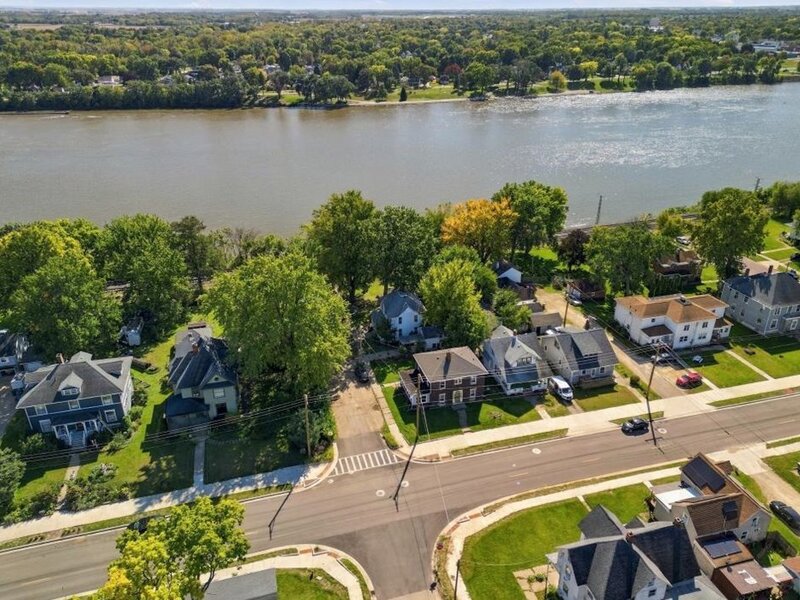 105 9th Avenue Sterling IL 61081