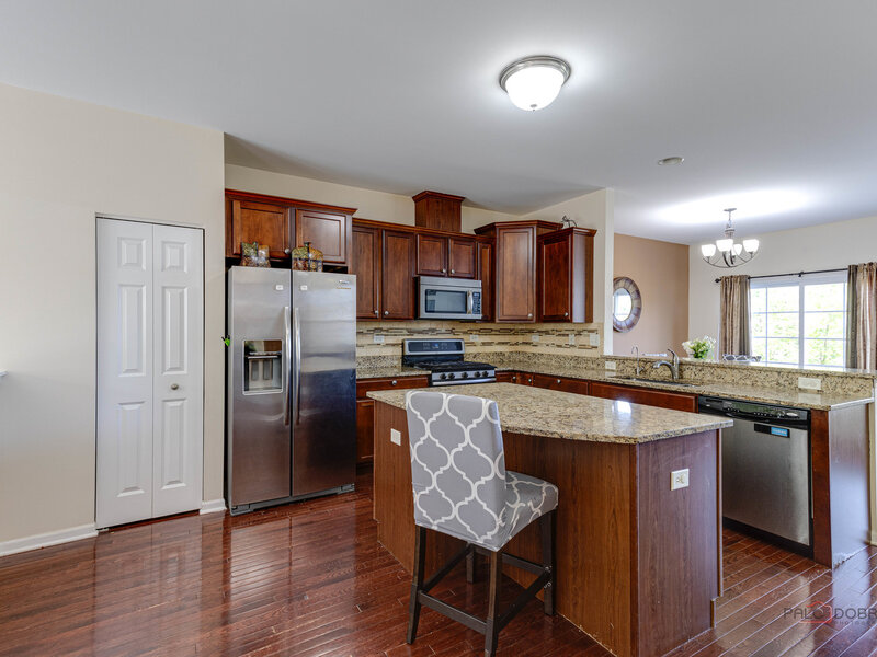533 Plaza Place Aurora IL 60504